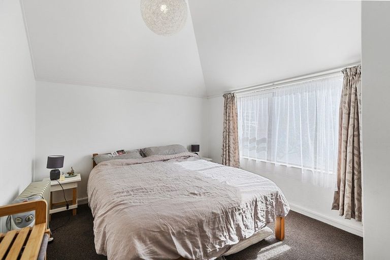 Photo of property in 128 Akaroa Drive, Maupuia, Wellington, 6022