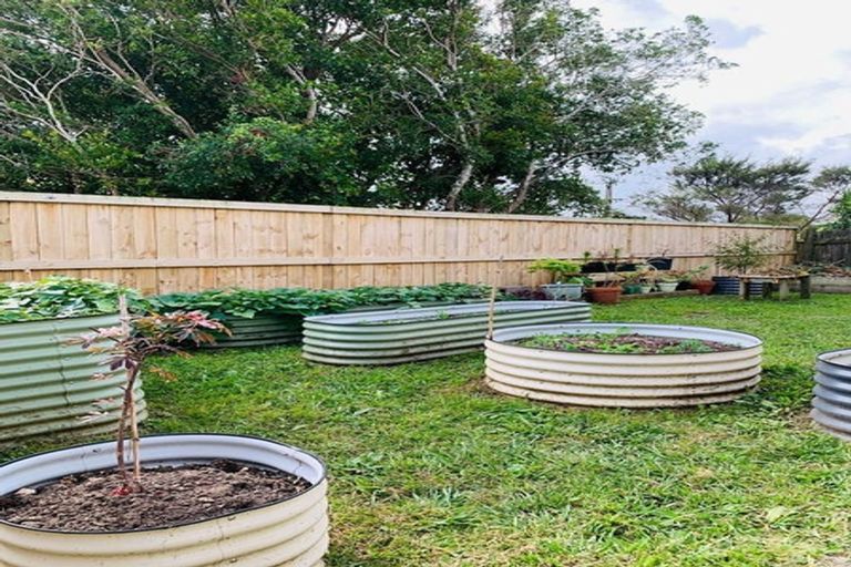 Photo of property in 2/72 Aeroview Drive, Beach Haven, Auckland, 0626