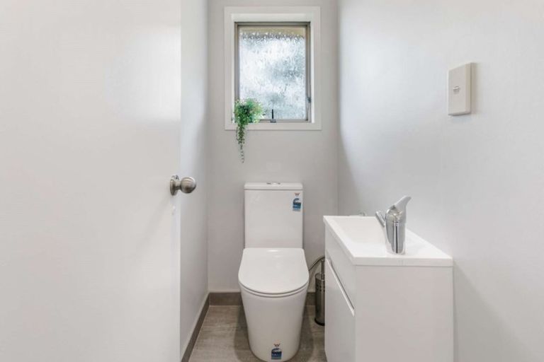 Photo of property in 2/42 Raleigh Road, Northcote, Auckland, 0627