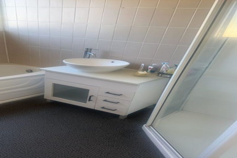 Photo of property in 22 Jenanne Place, Totara Vale, Auckland, 0629