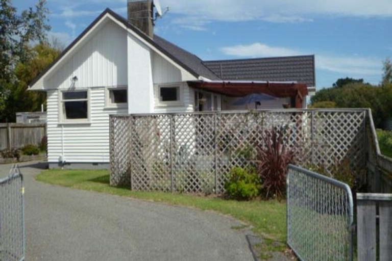 Photo of property in 6 Mazengarb Road, Paraparaumu Beach, Paraparaumu, 5032