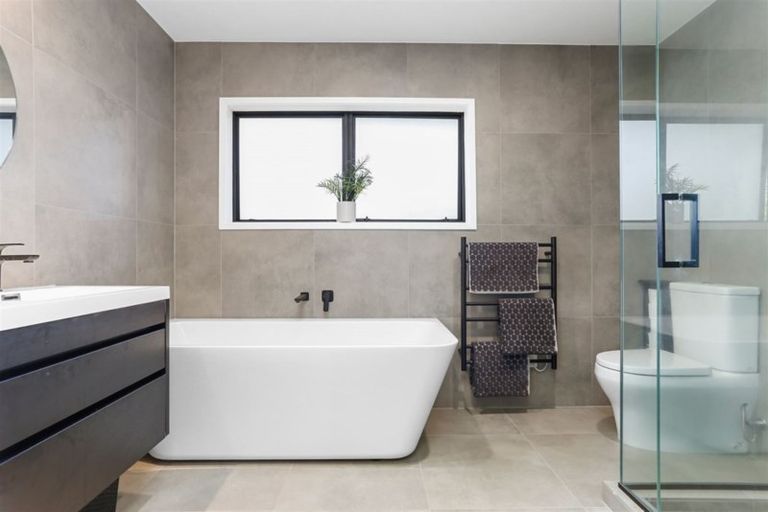 Photo of property in 5 Paruru Avenue, Northcote, Auckland, 0627