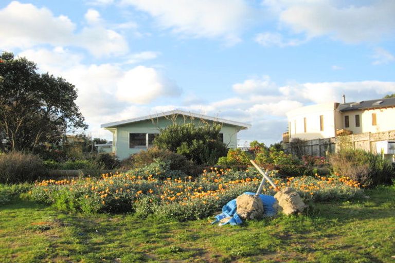 Photo of property in 100 Hinemoa Street, Whangamata, 3620