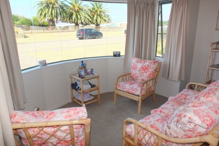 Photo of property in 17 Hennessy Street East, Foxton Beach, Foxton, 4815