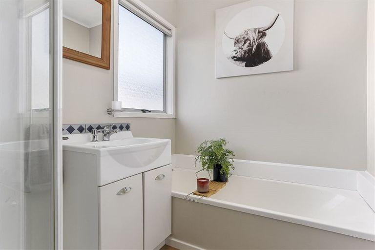 Photo of property in 13 Glenbury Place, Massey, Auckland, 0614