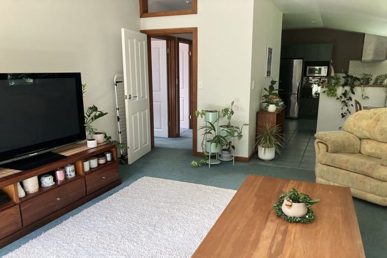 Photo of property in 2 Cascade Avenue, Waiatarua, Auckland, 0604