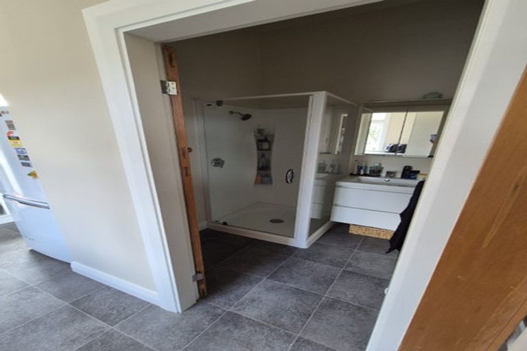 Photo of property in 17 Apu Crescent, Lyall Bay, Wellington, 6022