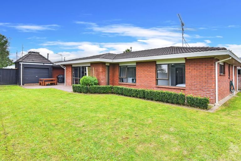 Photo of property in 2/10 Tulloch Place, Conifer Grove, Takanini, 2112