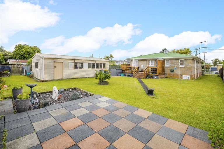 Photo of property in 12 Kerry Place, Papakura, 2110