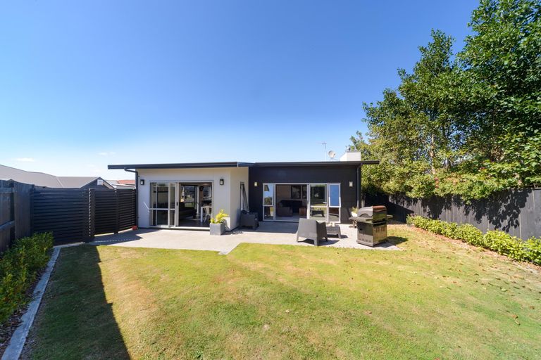 Photo of property in 6 D'urville Place, Kelvin Grove, Palmerston North, 4414