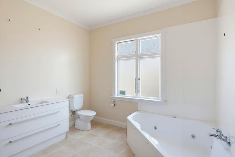 Photo of property in 6 Adrian Grove, Waikanae Beach, Waikanae, 5036