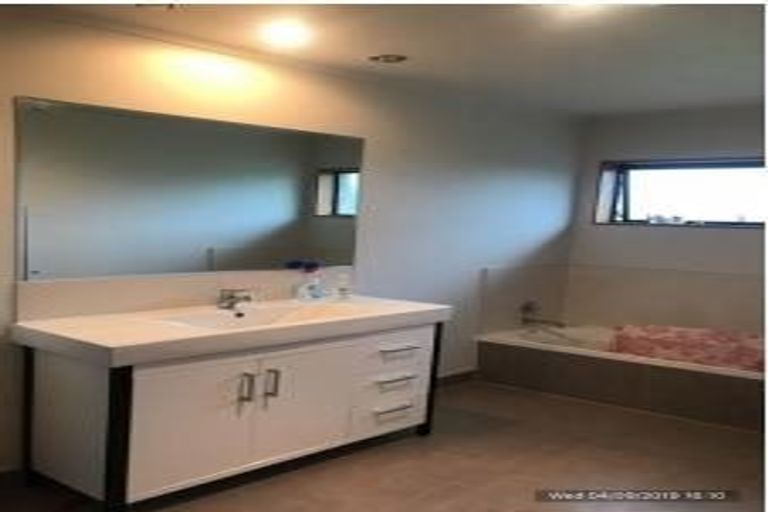 Photo of property in 43 Greenvalley Rise, Glenfield, Auckland, 0629