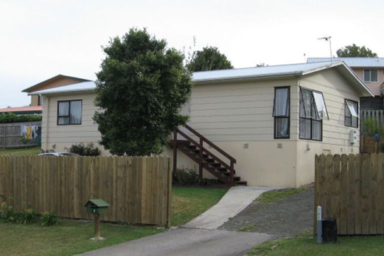 Photo of property in 2 Louise Place, West Harbour, Auckland, 0618
