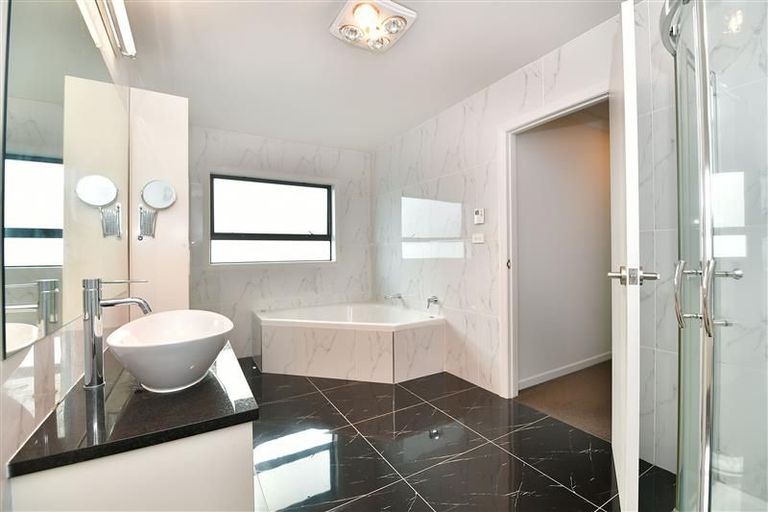 Photo of property in 16 Fernhill Way, Oteha, Auckland, 0632