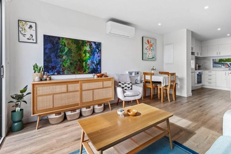 Photo of property in 8/35 Garadice Road, Rothesay Bay, Auckland, 0630