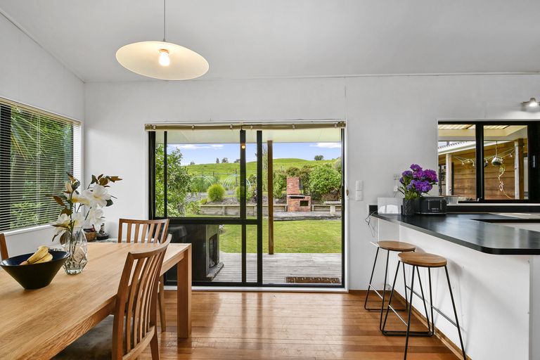 Photo of property in 16 Opanuku Road, Henderson Valley, Auckland, 0612