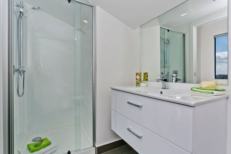 Photo of property in 5/15 Chivalry Road, Glenfield, Auckland, 0629