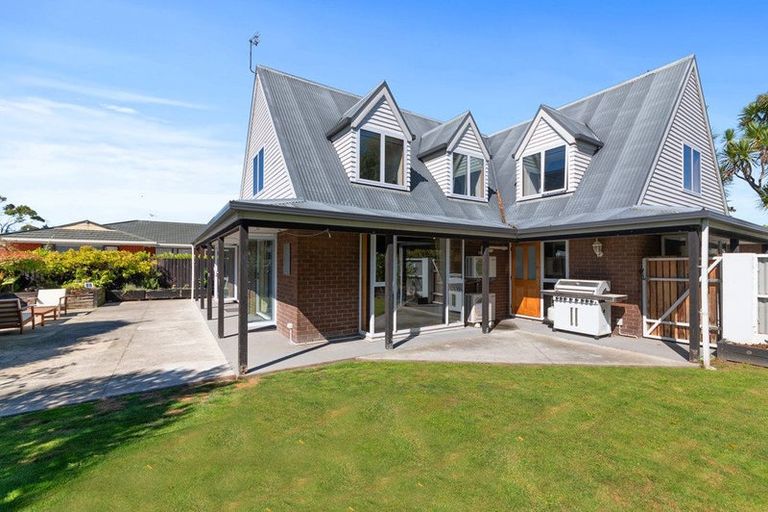 Photo of property in 18 Pyatt Place, Redwood, Christchurch, 8051