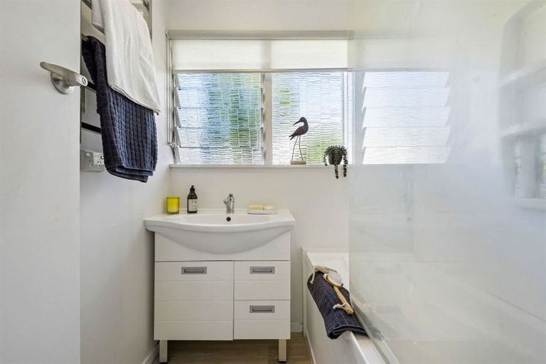 Photo of property in 1/12 Keldale Place, Forrest Hill, Auckland, 0620