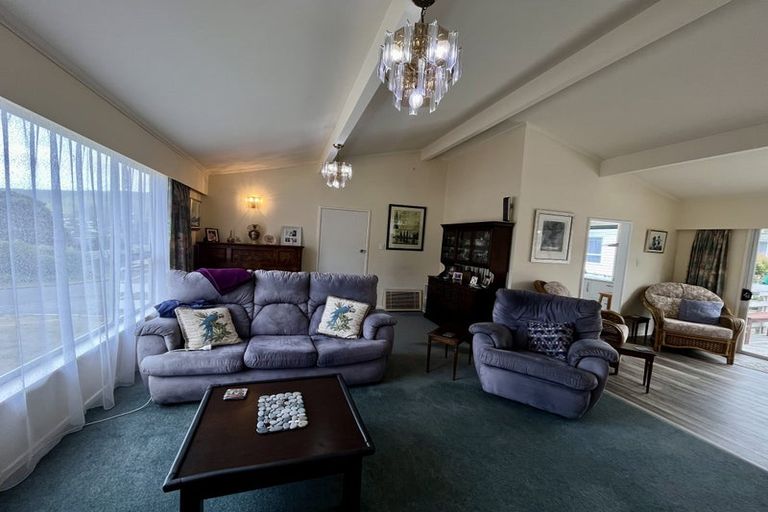 Photo of property in 1 Spicer Place, Tawa, Wellington, 5028