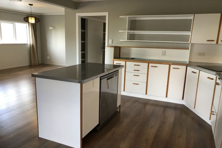 Photo of property in 1b Montana Avenue, Murrays Bay, Auckland, 0630