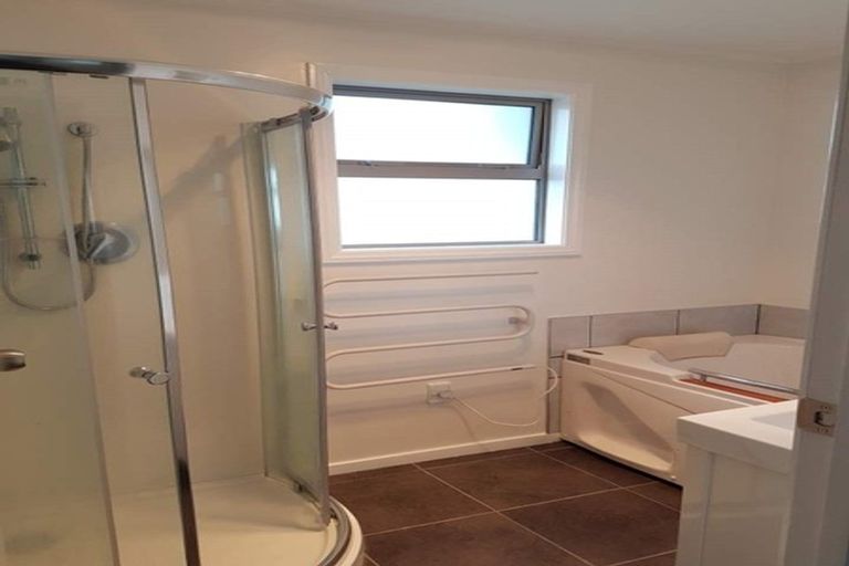 Photo of property in 129 Riverpark Crescent, Henderson, Auckland, 0610