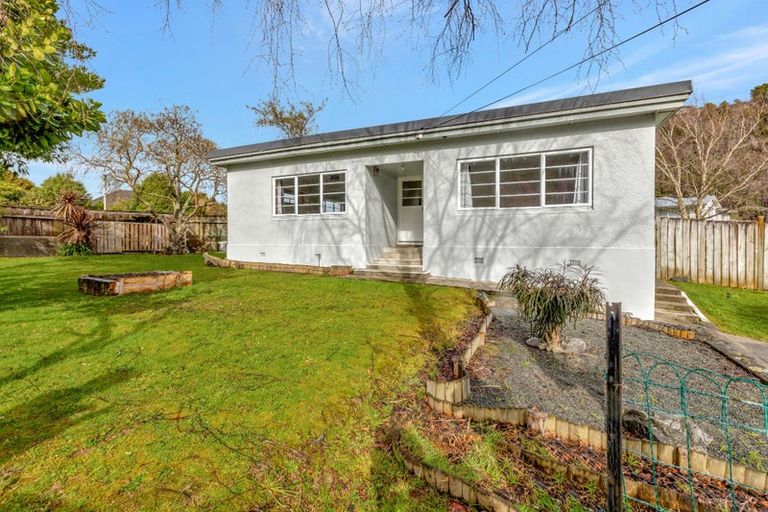 Photo of property in 48 Stokes Valley Road, Stokes Valley, Lower Hutt, 5019