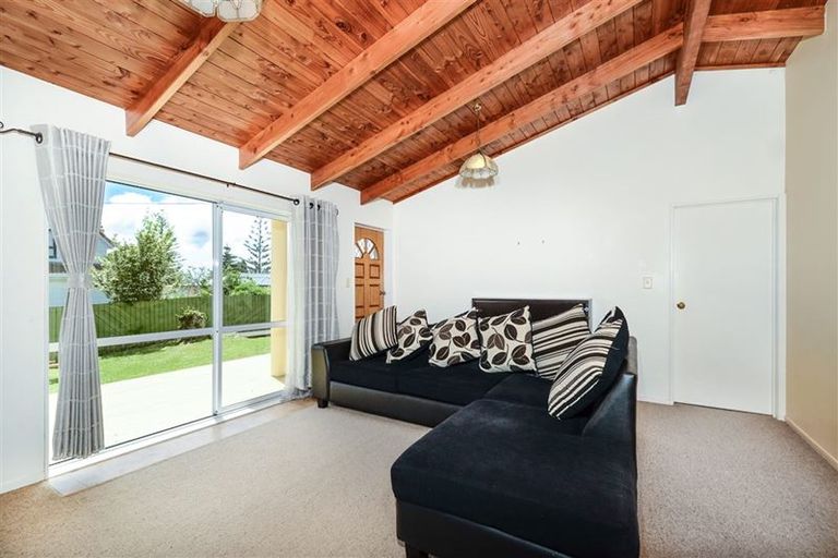 Photo of property in 19a Ashbourne Place, Glendene, Auckland, 0602