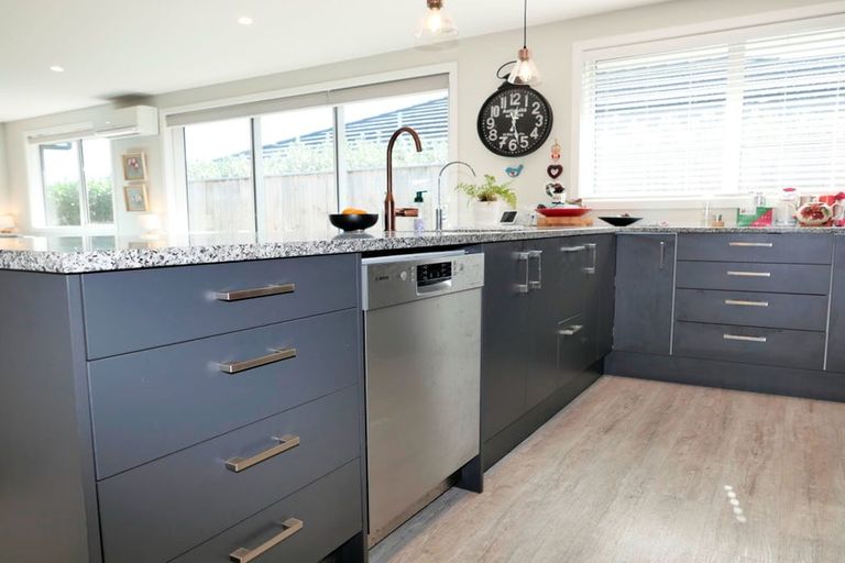 Photo of property in 5 Mahia Lane, Waikanae, 5036