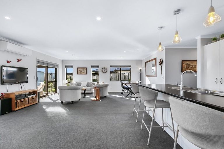 Photo of property in 8 Ash Close, Levin, 5510