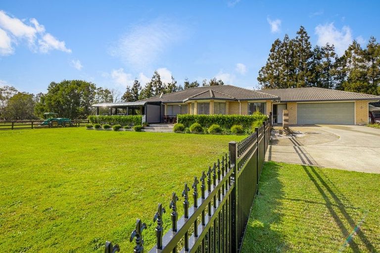 Photo of property in 278 Boord Crescent, Kumeu, 0891