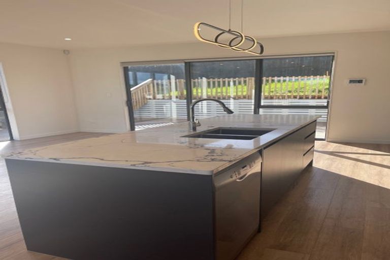 Photo of property in 4 Celestial Crescent, Orewa, 0931