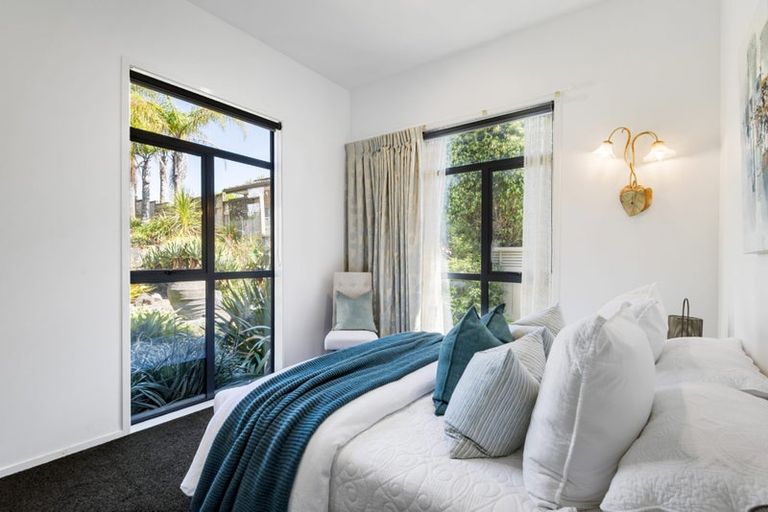 Photo of property in 15 Seagate Place, Red Beach, 0932