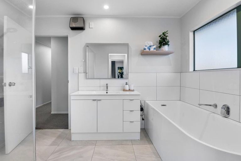 Photo of property in 14 Capricorn Place, Kawaha Point, Rotorua, 3010