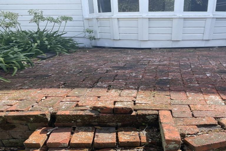 Photo of property in 56 Kelburn Parade, Kelburn, Wellington, 6012