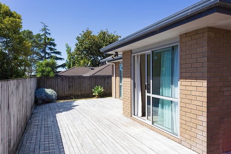 Photo of property in 11a Barron Drive, Green Bay, Auckland, 0604