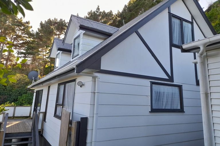 Photo of property in 62 Colchester Crescent, Newlands, Wellington, 6037