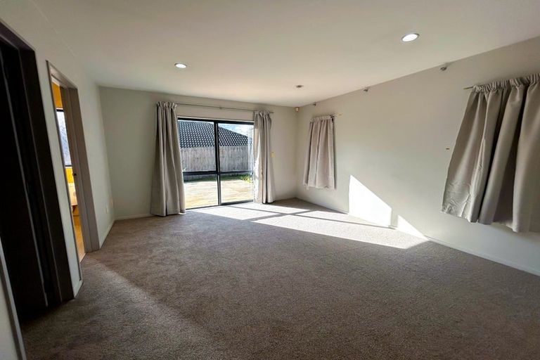 Photo of property in 5 Holsten Place, Massey, Auckland, 0614