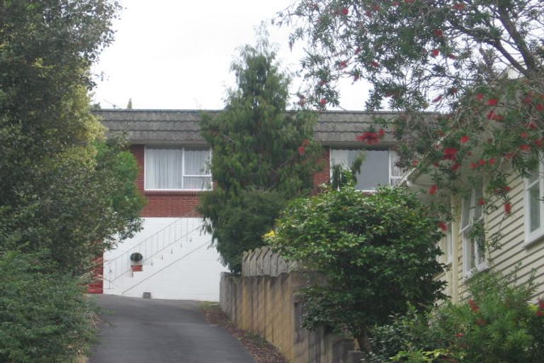 Photo of property in 1/22 Sovereign Place, Glenfield, Auckland, 0629