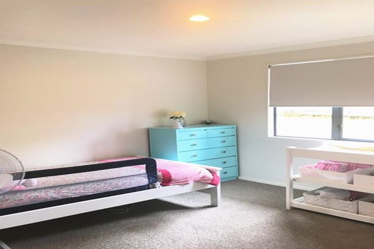 Photo of property in 1 Canonbie Place, East Tamaki Heights, Auckland, 2016