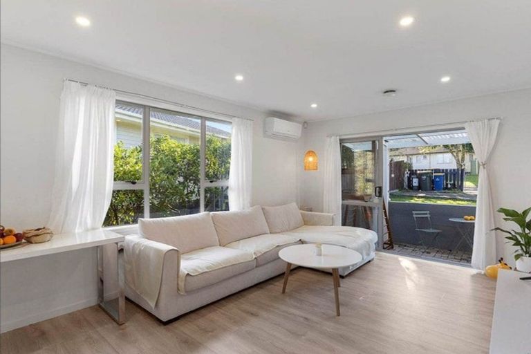 Photo of property in 38 Sunline Avenue, Massey, Auckland, 0614