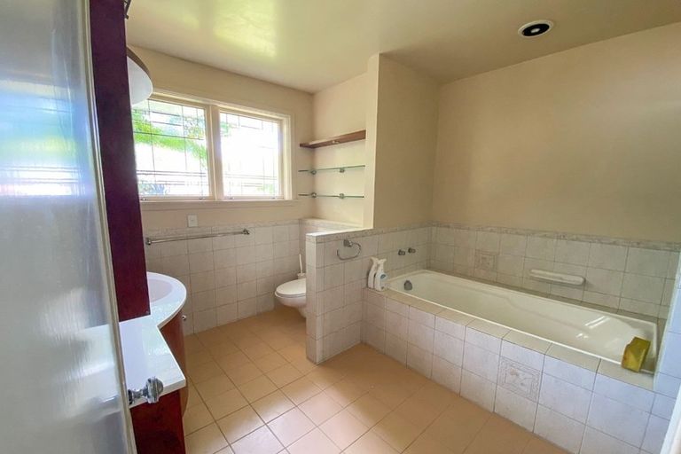 Photo of property in 147 Straven Road, Fendalton, Christchurch, 8014