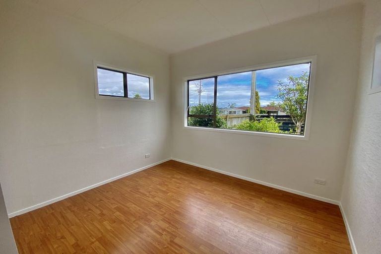 Photo of property in 85 Pupuke Road, Northcote, Auckland, 0627