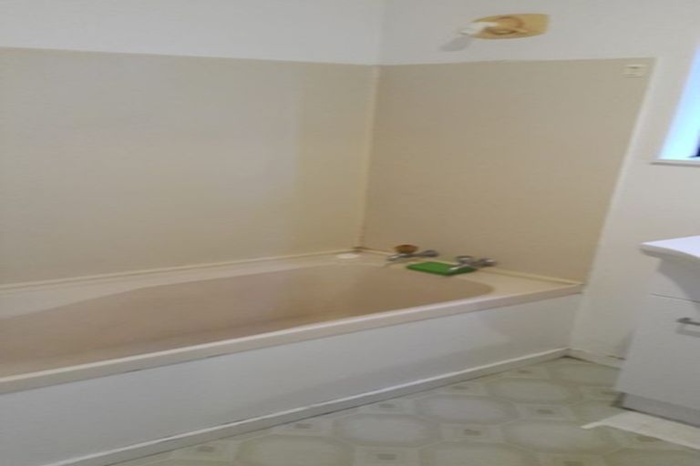 Photo of property in 2/523 Glenfield Road, Glenfield, Auckland, 0629