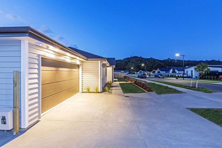 Photo of property in 8 Vogwill Road, Kumeu, 0810