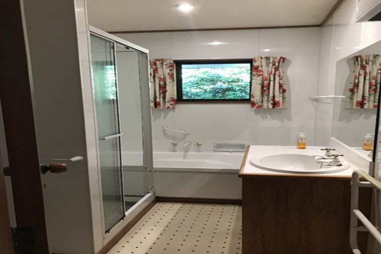 Photo of property in 16 Huia Street, Waikanae, 5036