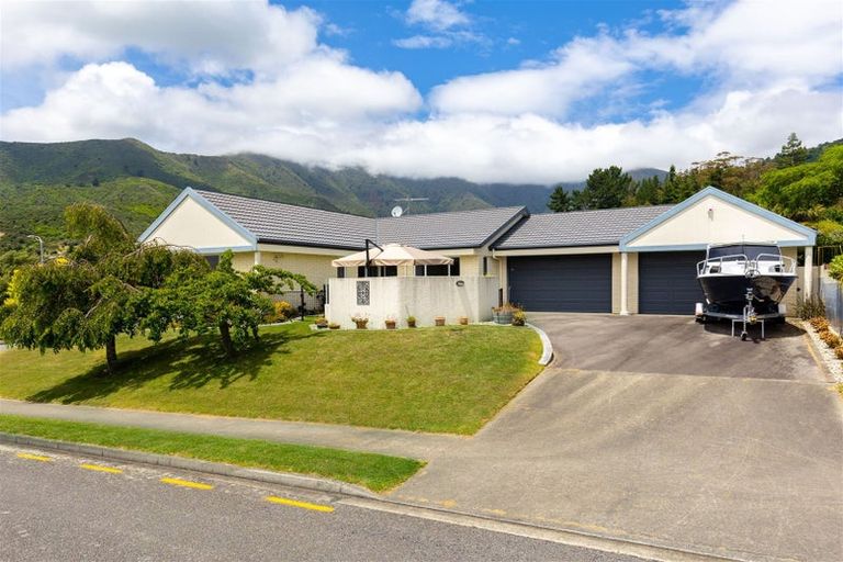 Photo of property in 8 Ranui Street, Waikawa, Picton, 7220