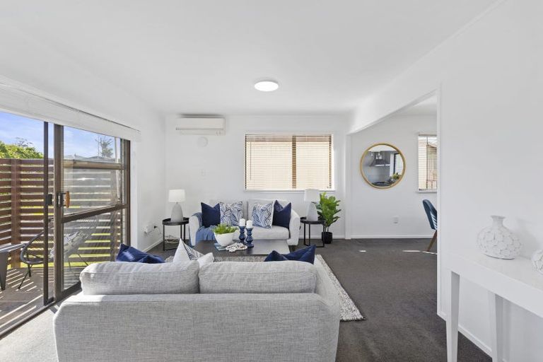 Photo of property in 2/237 Edmonton Road, Te Atatu South, Auckland, 0610