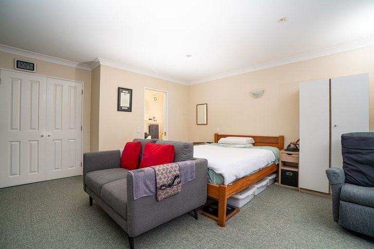 Photo of property in 2 Huntingdon Street, Northland, Wellington, 6012
