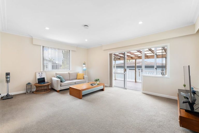 Photo of property in 1/625 Beach Road, Rothesay Bay, Auckland, 0630